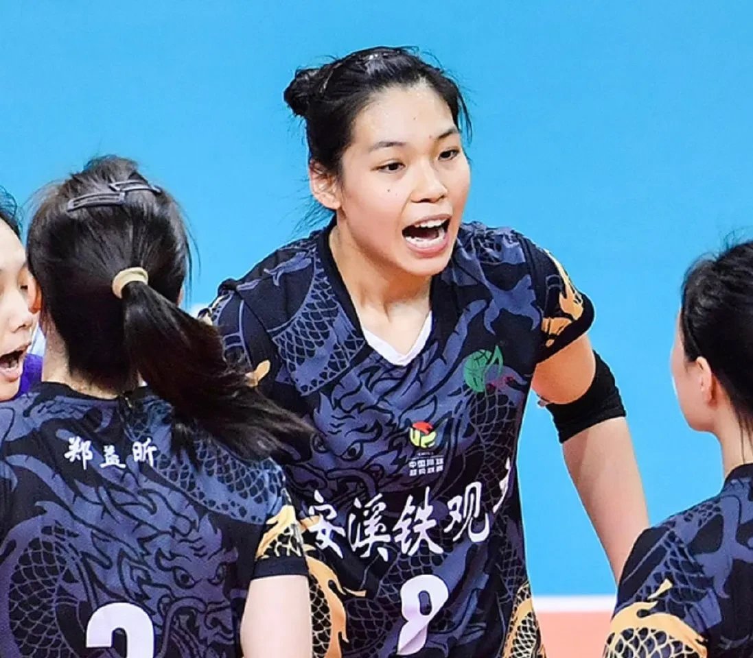 爱游戏体育-RNG观众热烈欢呼!,Rookie迎来二十赛季出色发挥赛场气氛高涨-爱游戏体育