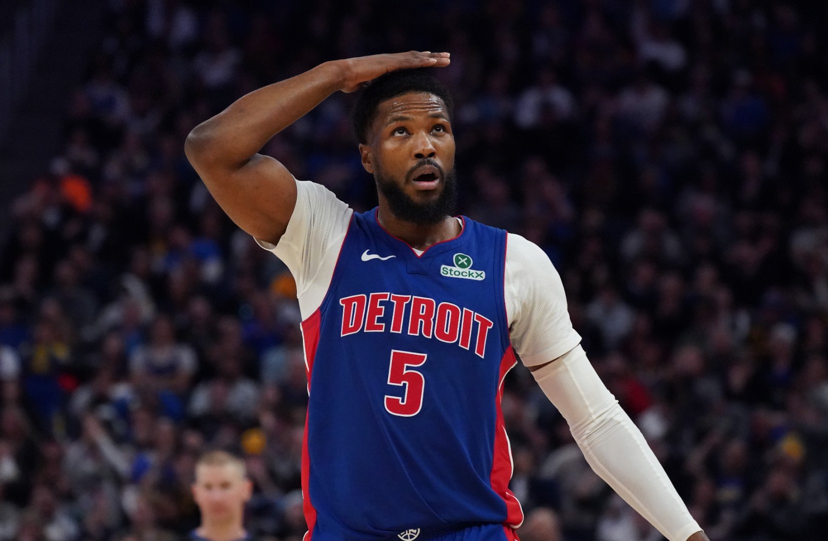 爱游戏全站-雄鹿球星三分绝杀,全场观众热烈欢呼,一些起来在线.-爱游戏全站