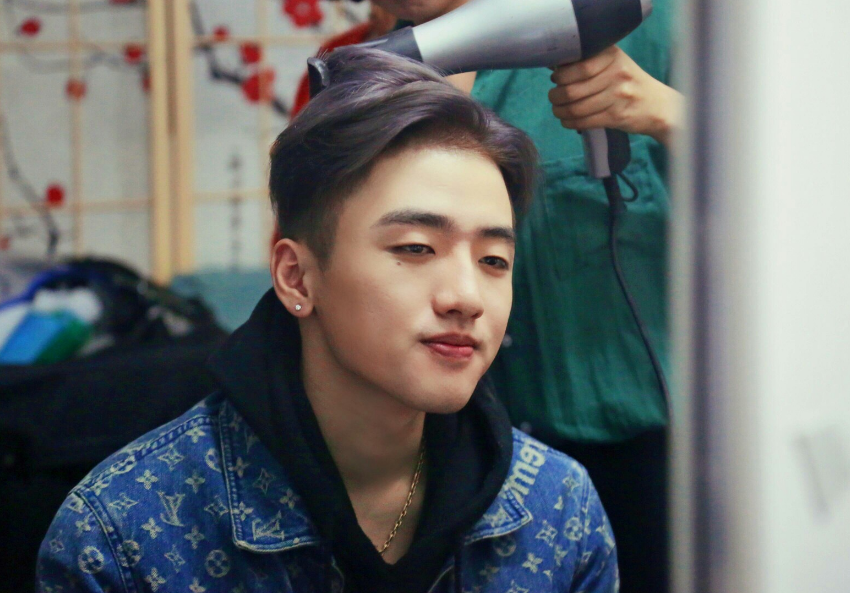 ayx-Rookie在巴塞罗那比赛中险胜，比赛局势复杂引发热议！全场沸腾不已-ayx